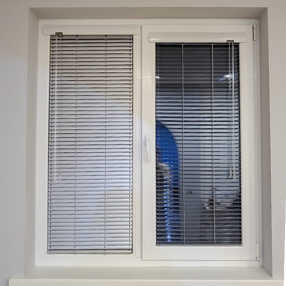 Venetial blinds 25 mm (operated by a stick and a string)