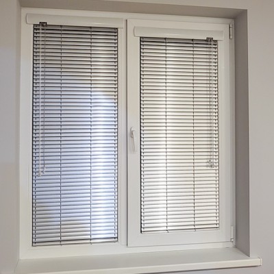 Venetial blinds 25 mm (operated by a stick and a string)