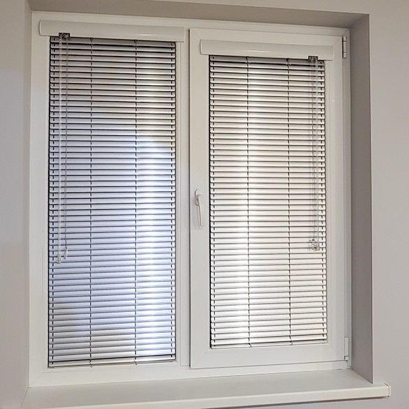 Venetial blinds 25 mm (operated by a stick and a string)
