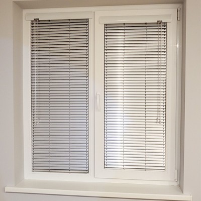 Venetial blinds 25 mm (operated by a stick and a string)