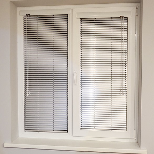 Venetial blinds 25 mm (operated by a stick and a string)