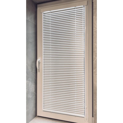 Venetial blinds 25 mm (operated by a stick and a string)