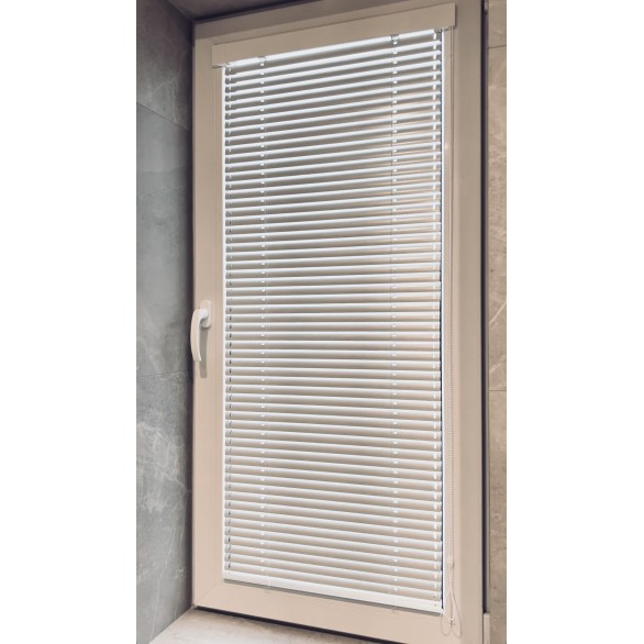 Venetial blinds 25 mm (operated by a stick and a string)