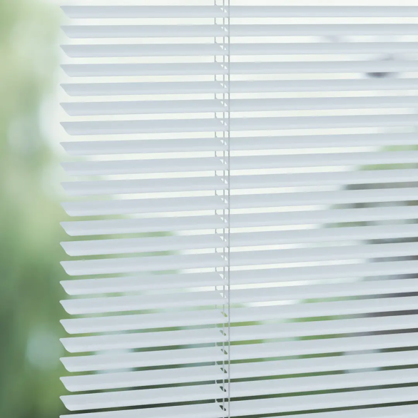 Venetial blinds 16 mm (operated by a chain)