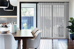 Vertikalios Diena-Naktis užuolaidos valdomos virvute ir grandinėle