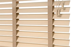 Medinės žaliuzės 65 mm.